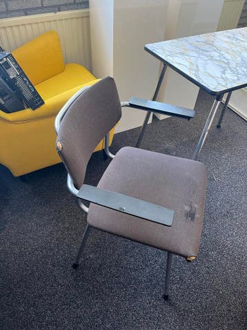 Retro stoel. Opnknappertje