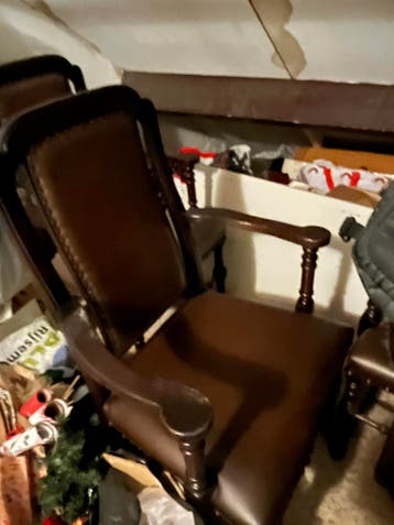 4 Oude Bruine Leren Stoelen Gratis Af te Halen