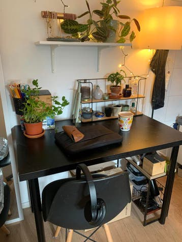 Zwart bureau met metalen onderstel