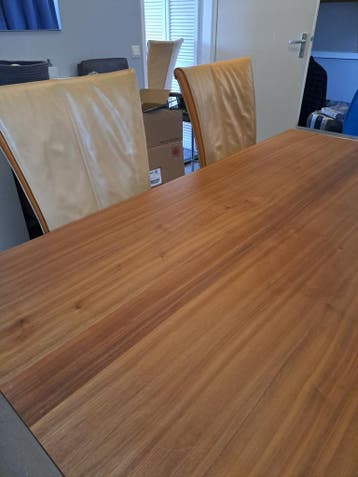 GRATIS!! Eetkamertafel met 4 leren stoelen