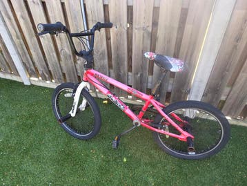 Gereserveerd! Kapot - gratis! Stunt fiets met voetsteunen