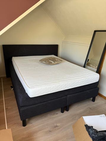 Tweepersoonsbed 160x200 met hoofdeinde 1m hoog