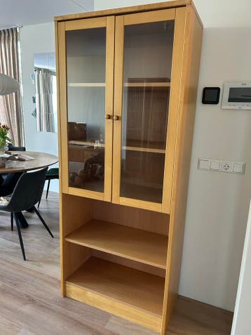 Houten kast met glazen deuren