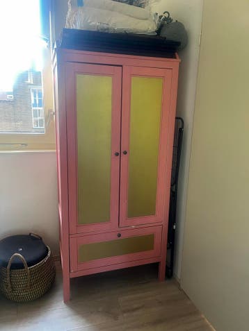 Roze kast met gouden accenten