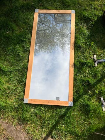 Grote spiegel met houten lijst