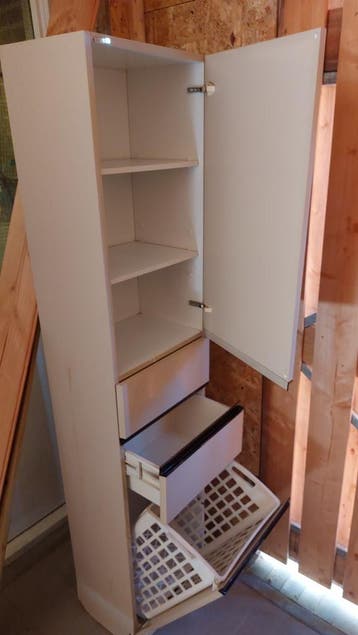 GRATIS Badkamerkast met planken en wasmand