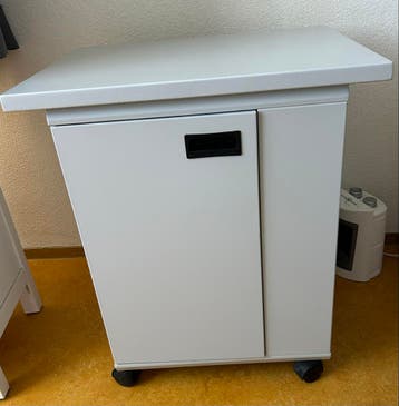 GRATIS Verrijdbaar metalen kastje met plank