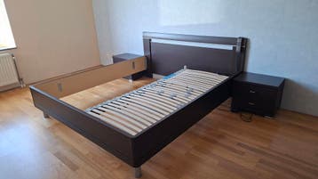 2persoons ledikant zonder bedbodem met 2 nachtkastjes