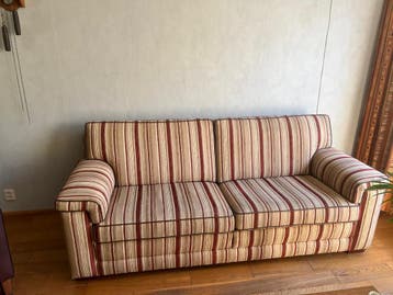 Grstis af te halen: Stijlvolle, klassieke 3 persoonsbank