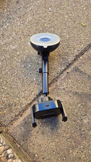 Gratis Telefoonhouder met draadloos opladen voor in de auto