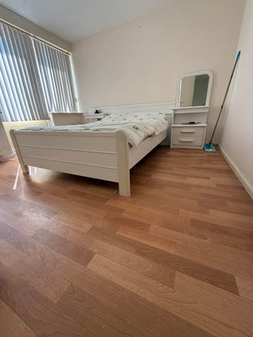 Mooie wit bedbodem en matras