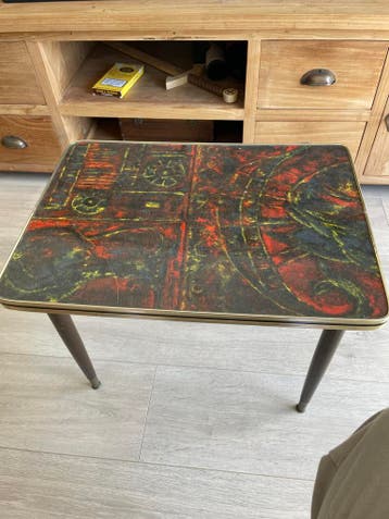 Vintage bijzettafel met uniek patroon