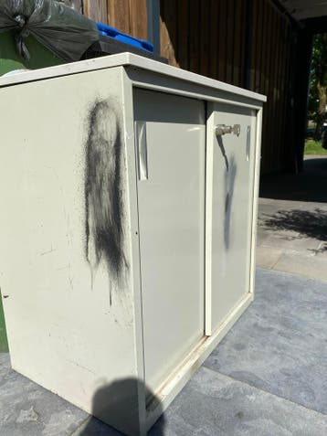 Metalen archiefkastje met schuifdeuren en slot