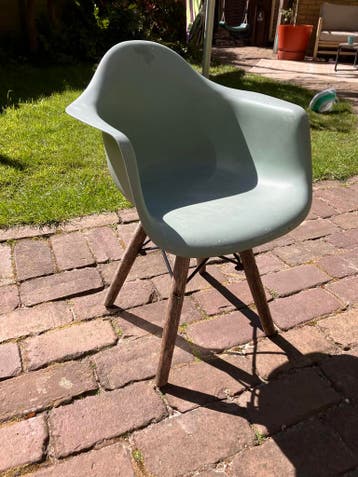 Groen kinderstoeltje voor buiten