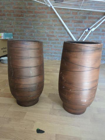 Beschadigde bloempotten, ongeveer 60 cm hoog