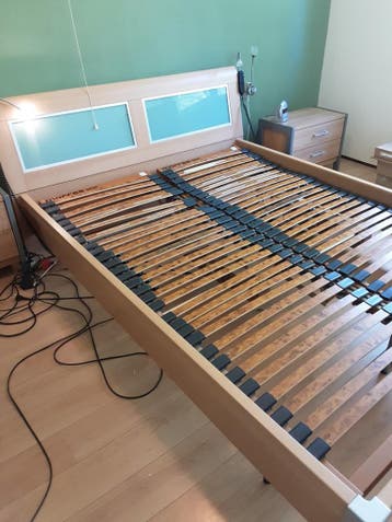 Bedombouw met electrische lattenbodem en 2 nachtkastjes