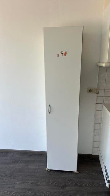 Witte kast met planken GRATIS