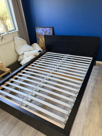 Zwart tweepersoonsbed met lattenbodem