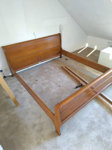 Houten tweepersoonsbed met lattenbodems