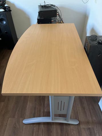 Ruim bureau met gebogen blad, 140x70/80 cm