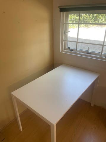 Witte IKEA tafel met optionele stoel