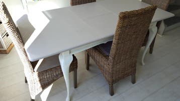 Uitschuifbare eettafel met 4 rotan stoelen
