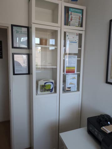 Witte vitrinekast met opbergruimte