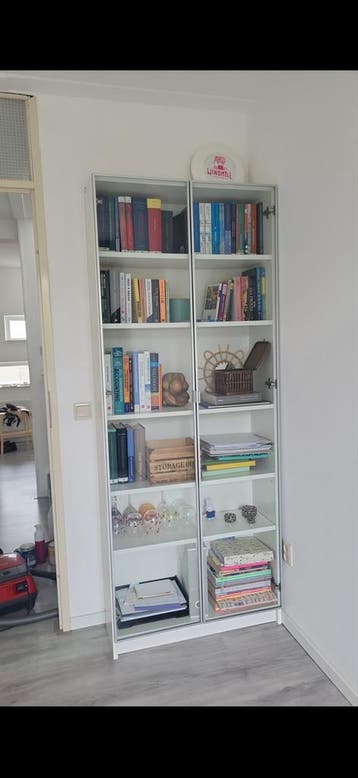 Witte boekenkast met glazen deuren