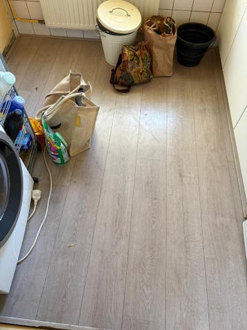 Lichtgrijze laminaatvloer - in prima staat