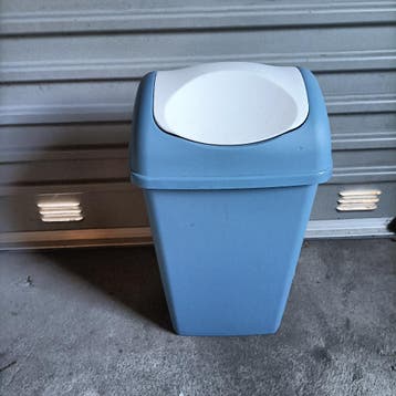 Prullenbak blauw met deksel 46 cm hoog