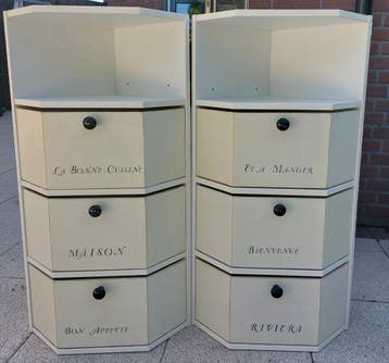 Gratis 2 hoekkastjes met 6 lades