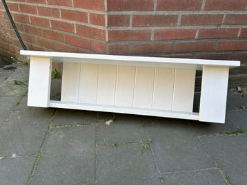 Witte houten wandplank / vensterbank