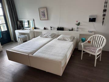 Gratis - 2p boxspring met ombouw en matrassen