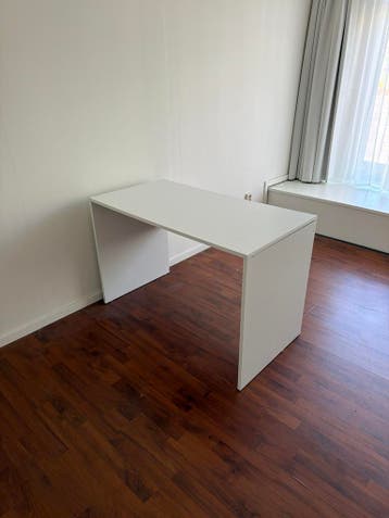 Modern wit bureau - 3 maanden gebruikt, lichte montagefout
