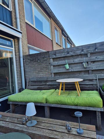 Comfortabele groene kussens voor buitenbank