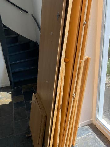 Gratis af te halen: Twee deurs kledingkast met legplanken