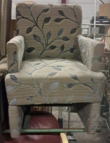 Gebruikte stoffen fauteuil met bladmotief in goede staat