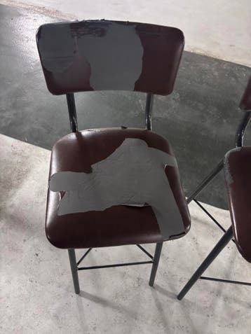 Gratis af te halen barkrukken met beschadigde zitting