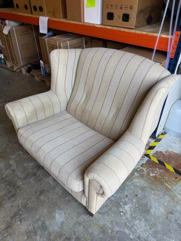 Gratis af te halen: Mooie 1 1/2 -zits stoel (moet gereinigd)