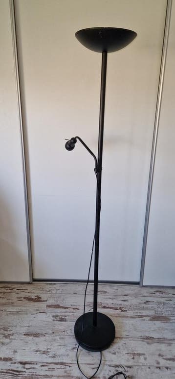 Zwarte vloerlamp met leeslamp - gratis af te halen