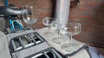 Diverse huisraad: glazen, borden en 7 rollen behang