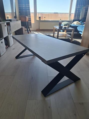 Betonlook salontafel met lichte gebruiksschade