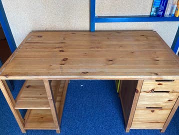 Masief houten bureau van Ikea met ladenblok