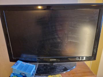 Samsung tv -  40 inch LCD