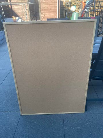 Groot prikbord met houten lijst