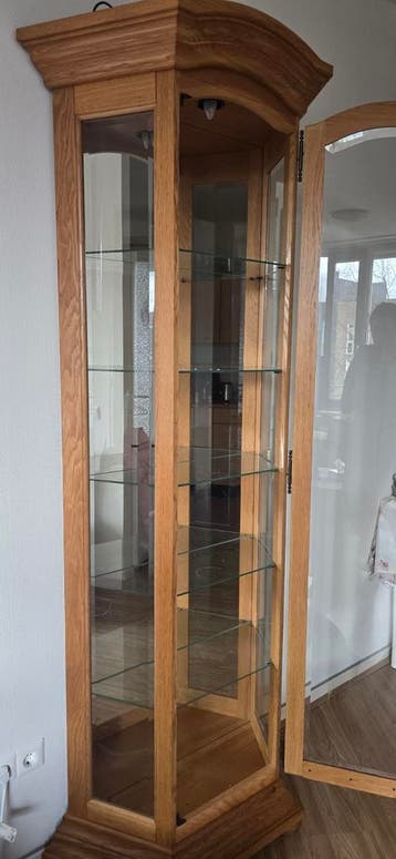 Gratis vitrinekast met glazen planken - goede staat