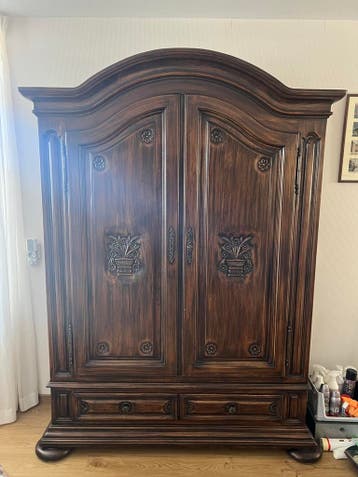Prachtige massief eiken kast met houtsnijwerk