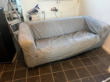 Comfortabele grijze bank met stoffen bekleding