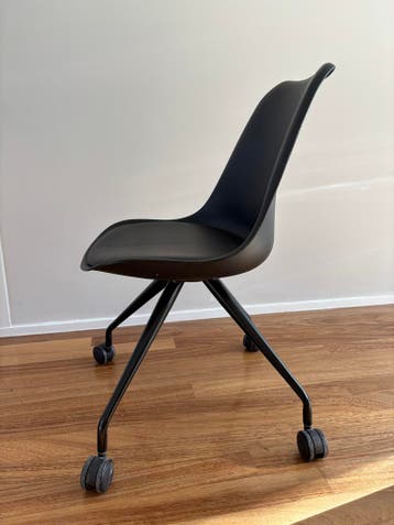 Zwarte bureaustoel met wielen - Modern design