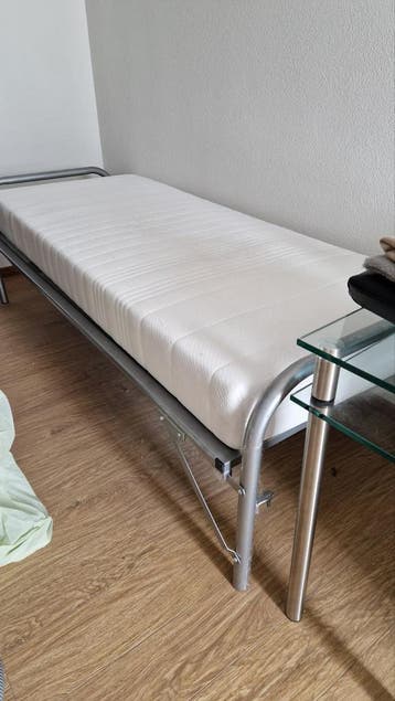 Inklapbaar eenpersoonsbed met matras - prima staat